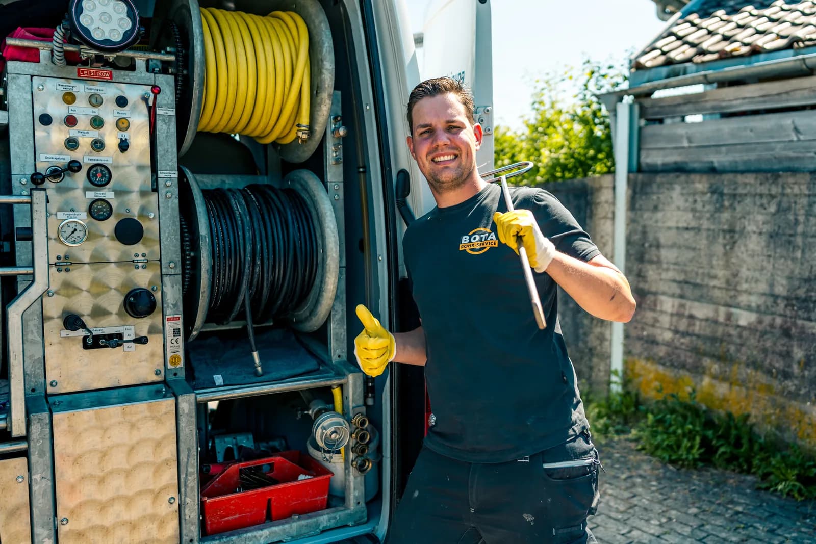 Techniker der Bota-Rohrservice e.K. an der Spültechnik für Drainagesysteme