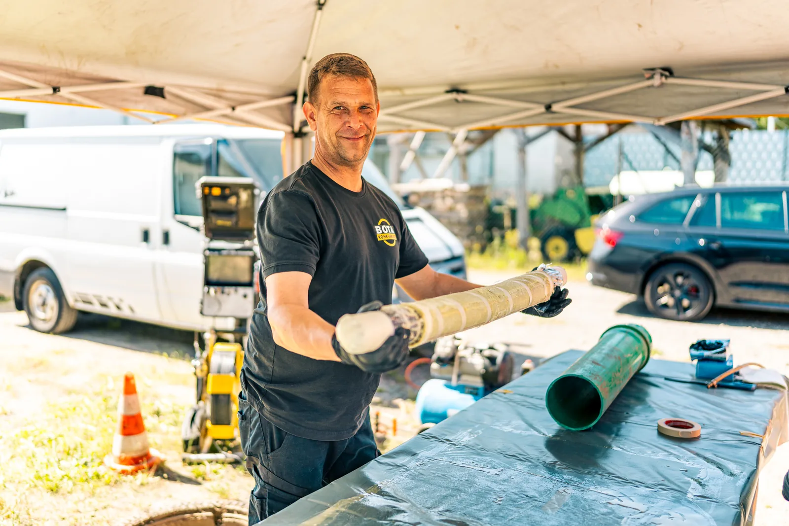 Techniker der Bota-Rohrservice e.K. bei der grabenlosen Kanalsanierung mit Liner