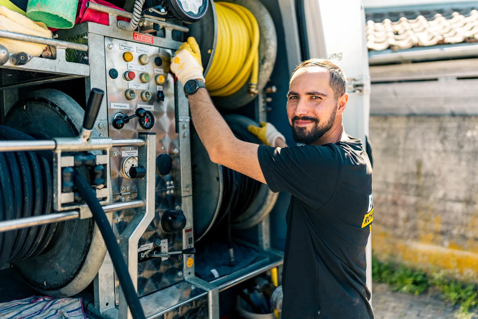 Techniker der Bota-Rohrservice e.K. an der Hochdruck- und Rückstautechnik